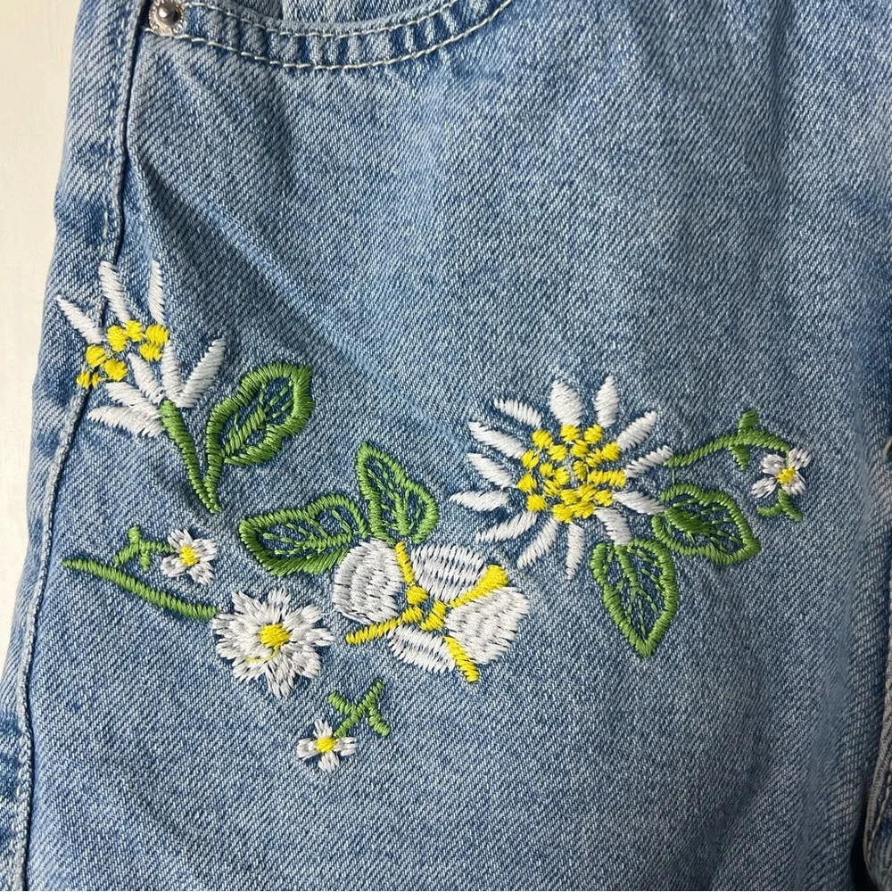 Top Shop - Women’s‎ Moto Mom Love Me Not Embroidered Cutoff Shorts NWT - Sz. 0